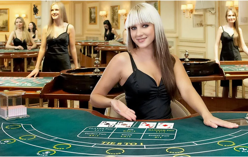 Tampilan meja dan dealer untuk pengalaman kasino live MEGAWIN777